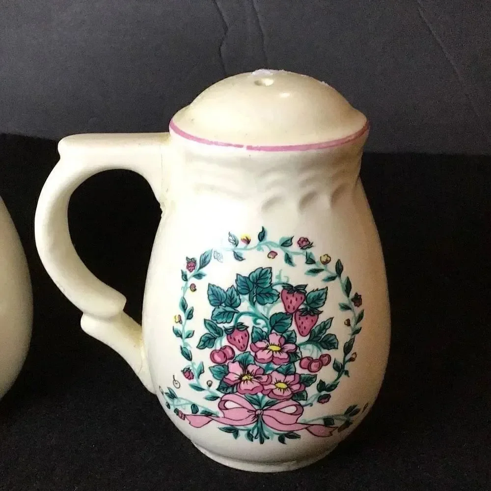 Beautiful vintage Berry, vine, and bouquet, salt, and pepper shakers ￼￼